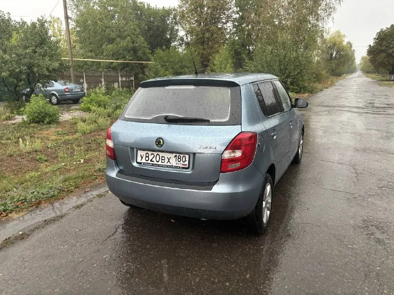 Продам надежный и экономичный автомобиль skoda fabia 2008 года выпуска с бензиновым двигателем 1.2 л и механической коробкой передач. машина в хорошем техническом состоянии, обслуживается вовремя, вложений не требует. пробег реальный - 185000 км, кузов без ржавчины, дтп не было. салон чистый, все электроприборы работают исправно. я хозяин, переоформление без проблем. цена: 500000 рублей. торг реальному покупателю у капота, все вопросы по телефону. территориально: кировское, шахтерск, енакиево, донецк. +79493661858 +79493661859 📞 звоните: +7(949)3661858 - фотография - 3