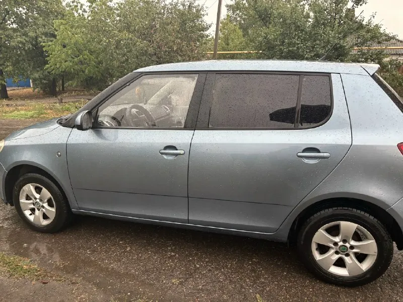 Продам надежный и экономичный автомобиль skoda fabia 2008 года выпуска с бензиновым двигателем 1.2 л и механической коробкой передач. машина в хорошем техническом состоянии, обслуживается вовремя, вложений не требует. пробег реальный - 185000 км, кузов без ржавчины, дтп не было. салон чистый, все электроприборы работают исправно. я хозяин, переоформление без проблем. цена: 500000 рублей. торг реальному покупателю у капота, все вопросы по телефону. территориально: кировское, шахтерск, енакиево, донецк. +79493661858 +79493661859 📞 звоните: +7(949)3661858 - фотография - 4