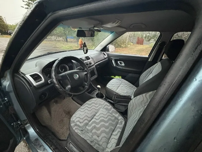 Продам надежный и экономичный автомобиль skoda fabia 2008 года выпуска с бензиновым двигателем 1.2 л и механической коробкой передач. машина в хорошем техническом состоянии, обслуживается вовремя, вложений не требует. пробег реальный - 185000 км, кузов без ржавчины, дтп не было. салон чистый, все электроприборы работают исправно. я хозяин, переоформление без проблем. цена: 500000 рублей. торг реальному покупателю у капота, все вопросы по телефону. территориально: кировское, шахтерск, енакиево, донецк. +79493661858 +79493661859 📞 звоните: +7(949)3661858 - фотография - 5