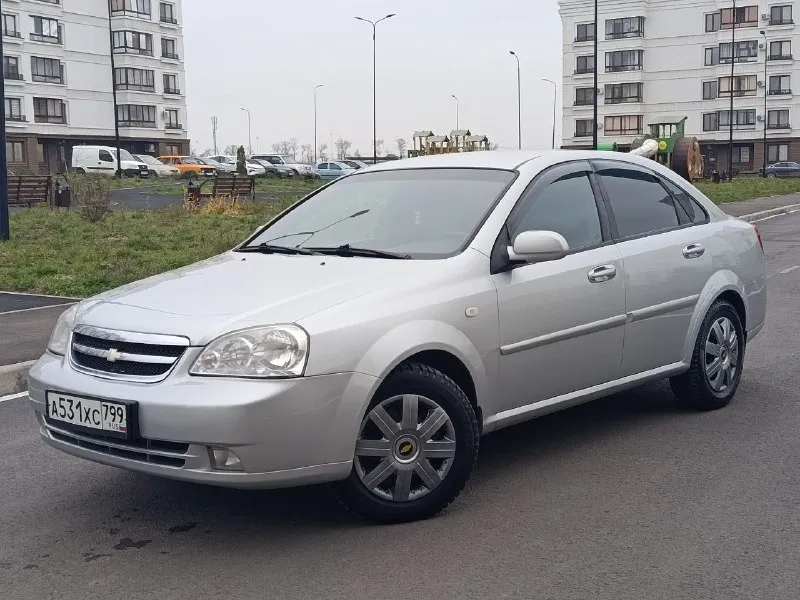 Chevrolet lacetti 2008 1.6 mt - пробег 166000 - 2 собственника - цена: 615000 - тел: +79494676510 - мариуполь автомобиль в идеальном состоянии. безаварийная эксплуатация, родной не скрученный пробег. по кузову без дефектов, следы гнили и коррозии отсутствуют, техническая часть полностью обслужена - без вложений. кондиционер, стеклоподъëмники с доводчиками(закрываются при закрытии авто), сенсорная мультимедиа на андроиде громкая связь, мультируль, подлокотник, сигнализация с обратной связью, вставки чёрного дерева, отличная зимняя резина. в двух словах лачик очень живой ухоженный. - фотография - 2