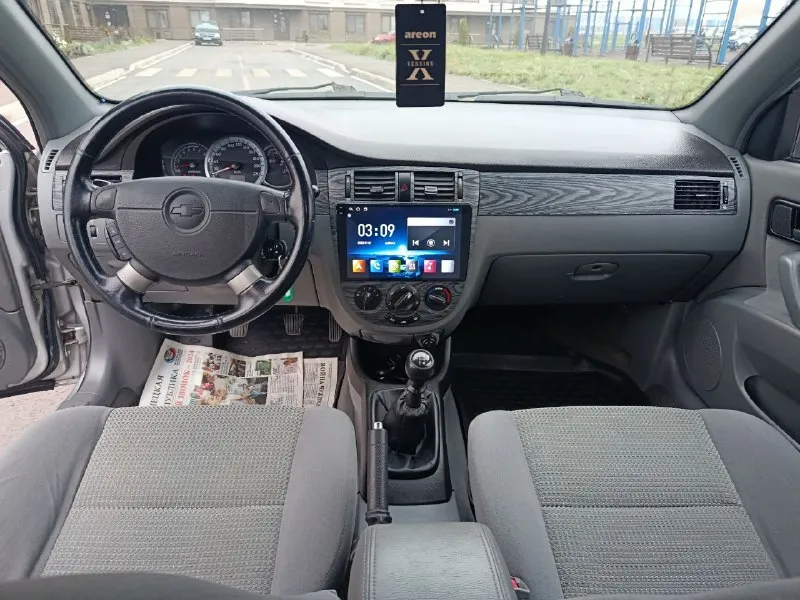 Chevrolet lacetti 2008 1.6 mt - пробег 166000 - 2 собственника - цена: 615000 - тел: +79494676510 - мариуполь автомобиль в идеальном состоянии. безаварийная эксплуатация, родной не скрученный пробег. по кузову без дефектов, следы гнили и коррозии отсутствуют, техническая часть полностью обслужена - без вложений. кондиционер, стеклоподъëмники с доводчиками(закрываются при закрытии авто), сенсорная мультимедиа на андроиде громкая связь, мультируль, подлокотник, сигнализация с обратной связью, вставки чёрного дерева, отличная зимняя резина. в двух словах лачик очень живой ухоженный. - фотография - 6