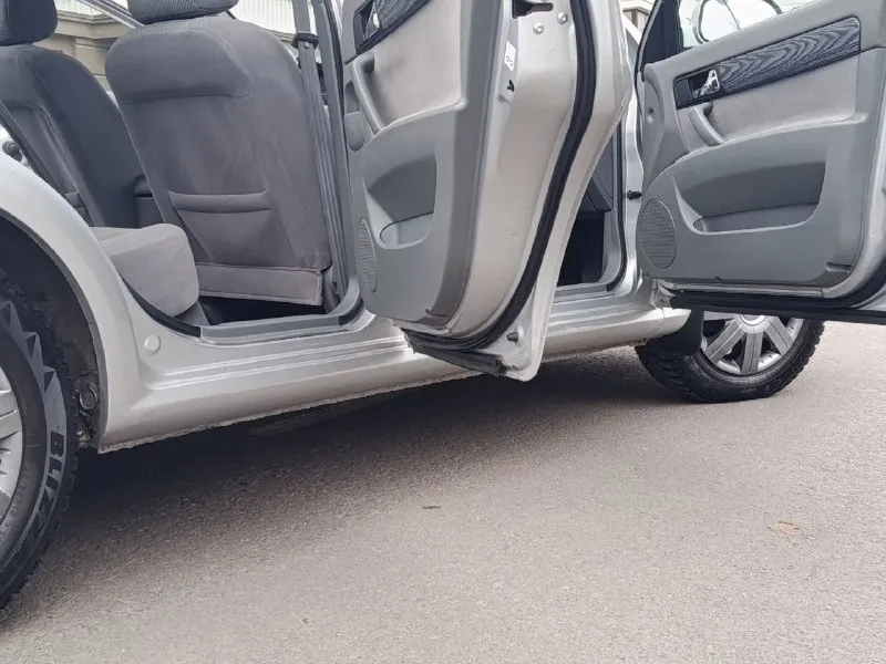 Chevrolet lacetti 2008 1.6 mt - пробег 166000 - 2 собственника - цена: 615000 - тел: +79494676510 - мариуполь автомобиль в идеальном состоянии. безаварийная эксплуатация, родной не скрученный пробег. по кузову без дефектов, следы гнили и коррозии отсутствуют, техническая часть полностью обслужена - без вложений. кондиционер, стеклоподъëмники с доводчиками(закрываются при закрытии авто), сенсорная мультимедиа на андроиде громкая связь, мультируль, подлокотник, сигнализация с обратной связью, вставки чёрного дерева, отличная зимняя резина. в двух словах лачик очень живой ухоженный. - фотография - 8