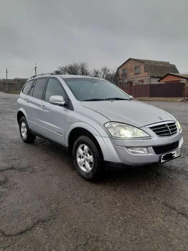 Продам ssang yong kyron 2 л дизель, 176000 км пробега, коробка автомат, работает хорошо переключает плавно без пинков без ударов, двигатель работает ровно, масло не ест, полный привод работает без нареканий, понижайки блокировки все работает, рама целая вин читается, климат работает, датчик света, датчик дождя, подогрев передних сидений, авто на уверенном ходу без вложений, я собственник +79495619915 цена 800000 авто находится в мариуполе - фотография - 2
