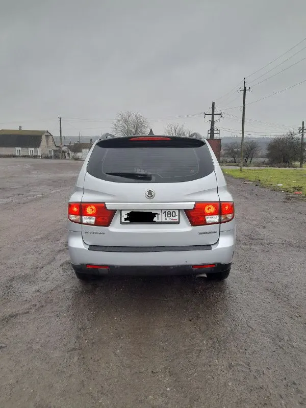 Продам ssang yong kyron 2 л дизель, 176000 км пробега, коробка автомат, работает хорошо переключает плавно без пинков без ударов, двигатель работает ровно, масло не ест, полный привод работает без нареканий, понижайки блокировки все работает, рама целая вин читается, климат работает, датчик света, датчик дождя, подогрев передних сидений, авто на уверенном ходу без вложений, я собственник +79495619915 цена 800000 авто находится в мариуполе - фотография - 3