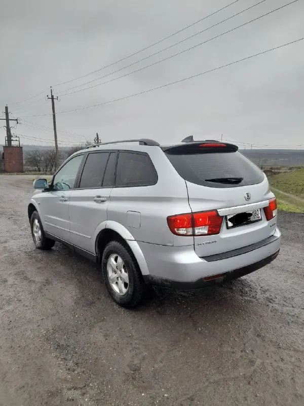 Продам ssang yong kyron 2 л дизель, 176000 км пробега, коробка автомат, работает хорошо переключает плавно без пинков без ударов, двигатель работает ровно, масло не ест, полный привод работает без нареканий, понижайки блокировки все работает, рама целая вин читается, климат работает, датчик света, датчик дождя, подогрев передних сидений, авто на уверенном ходу без вложений, я собственник +79495619915 цена 800000 авто находится в мариуполе - фотография - 4