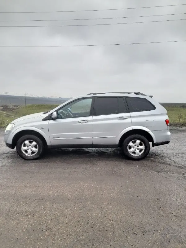 Продам ssang yong kyron 2 л дизель, 176000 км пробега, коробка автомат, работает хорошо переключает плавно без пинков без ударов, двигатель работает ровно, масло не ест, полный привод работает без нареканий, понижайки блокировки все работает, рама целая вин читается, климат работает, датчик света, датчик дождя, подогрев передних сидений, авто на уверенном ходу без вложений, я собственник +79495619915 цена 800000 авто находится в мариуполе - фотография - 5