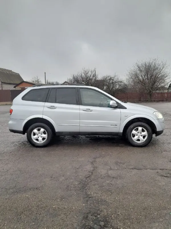 Продам ssang yong kyron 2 л дизель, 176000 км пробега, коробка автомат, работает хорошо переключает плавно без пинков без ударов, двигатель работает ровно, масло не ест, полный привод работает без нареканий, понижайки блокировки все работает, рама целая вин читается, климат работает, датчик света, датчик дождя, подогрев передних сидений, авто на уверенном ходу без вложений, я собственник +79495619915 цена 800000 авто находится в мариуполе - фотография - 6