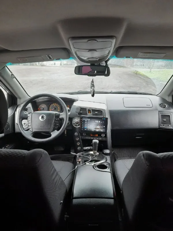 Продам ssang yong kyron 2 л дизель, 176000 км пробега, коробка автомат, работает хорошо переключает плавно без пинков без ударов, двигатель работает ровно, масло не ест, полный привод работает без нареканий, понижайки блокировки все работает, рама целая вин читается, климат работает, датчик света, датчик дождя, подогрев передних сидений, авто на уверенном ходу без вложений, я собственник +79495619915 цена 800000 авто находится в мариуполе - фотография - 8