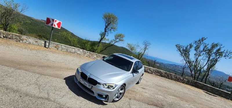 Продам, bmw f30 2017 год, стала на учёт 2016, авто технически в идеальном состоянии, за авто слежу, не каких вложений не требует, масло в двигателе замена каждые 5-6тыс мотюль, в коробке заменено масло 100км назад, оригинал фильтр и масло, колодки зад брембо, перед купил ну там 70% ещё отдам на запас, без ошибок и тд, сделан стейдж в районе 300 сил в ней, выхлоп с!отстрелами и заслонокой сделан хорошо не надоедает, по комплектации, м обвес, датчик света дождя, клима контроль 2х зонный, люк, кожа, м руль, жк приборка в!стиле м (3 режима оформление)парктроники перед зад, камера заднего вида,3 режима езды eco, sport, comfort, авто в достойном состоянии, продажа вообще не сменная рассмотрю обмен!на другое авто или недвижимость донецк макеевка 2.450. +79495144445 📲 tg: стас 📞 звоните: +7(949)5144445 - фотография - 2
