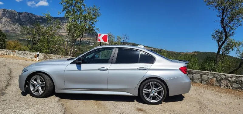 Продам, bmw f30 2017 год, стала на учёт 2016, авто технически в идеальном состоянии, за авто слежу, не каких вложений не требует, масло в двигателе замена каждые 5-6тыс мотюль, в коробке заменено масло 100км назад, оригинал фильтр и масло, колодки зад брембо, перед купил ну там 70% ещё отдам на запас, без ошибок и тд, сделан стейдж в районе 300 сил в ней, выхлоп с!отстрелами и заслонокой сделан хорошо не надоедает, по комплектации, м обвес, датчик света дождя, клима контроль 2х зонный, люк, кожа, м руль, жк приборка в!стиле м (3 режима оформление)парктроники перед зад, камера заднего вида,3 режима езды eco, sport, comfort, авто в достойном состоянии, продажа вообще не сменная рассмотрю обмен!на другое авто или недвижимость донецк макеевка 2.450. +79495144445 📲 tg: стас 📞 звоните: +7(949)5144445 - фотография - 3