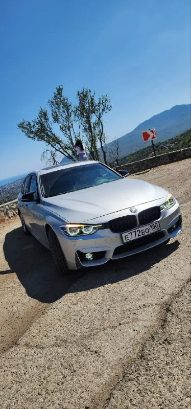 Продам, bmw f30 2017 год, стала на учёт 2016, авто технически в идеальном состоянии, за авто слежу, не каких вложений не требует, масло в двигателе замена каждые 5-6тыс мотюль, в коробке заменено масло 100км назад, оригинал фильтр и масло, колодки зад брембо, перед купил ну там 70% ещё отдам на запас, без ошибок и тд, сделан стейдж в районе 300 сил в ней, выхлоп с!отстрелами и заслонокой сделан хорошо не надоедает, по комплектации, м обвес, датчик света дождя, клима контроль 2х зонный, люк, кожа, м руль, жк приборка в!стиле м (3 режима оформление)парктроники перед зад, камера заднего вида,3 режима езды eco, sport, comfort, авто в достойном состоянии, продажа вообще не сменная рассмотрю обмен!на другое авто или недвижимость донецк макеевка 2.450. +79495144445 📲 tg: стас 📞 звоните: +7(949)5144445 - фотография - 5