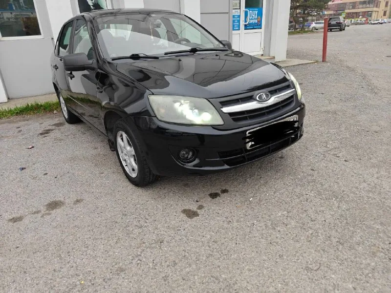 Продам ваз гранту 2012 год 1.6 восьмиклоп не давно делался полностью поршня стоят с выборкой клапана не гнет коробка без нареканий не хрустит не выбивает передачи ходовая также обслужена из комплектации 2 стеклоподъемника подогрев заднего стекла и электро усилитель руля 2 пары резины зима лето зима была куплена в этом году тонировка задних стекол машина в этом году прошла то стоит на 180 регионе арки целые, есть рыжики не большие на задних дверях возле молдинга цена 440 тыщ рублей торг на мелкий косяки по кузову +79494806705 📞 звоните: +7(949)4806705 - фотография - 2