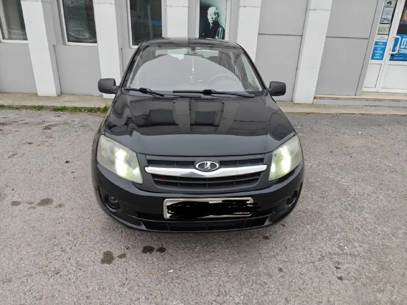 Продам ваз гранту 2012 год 1.6 восьмиклоп не давно делался полностью поршня стоят с выборкой клапана не гнет коробка без нареканий не хрустит не выбивает передачи ходовая также обслужена из комплектации 2 стеклоподъемника подогрев заднего стекла и электро усилитель руля 2 пары резины зима лето зима была куплена в этом году тонировка задних стекол машина в этом году прошла то стоит на 180 регионе арки целые, есть рыжики не большие на задних дверях возле молдинга цена 440 тыщ рублей торг на мелкий косяки по кузову +79494806705 📞 звоните: +7(949)4806705 - фотография - 3