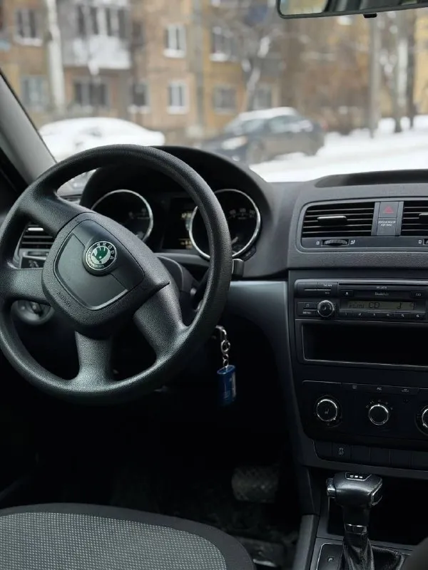 Skoda yeti 1.2 tsi at 2010 г. в. компакт-кроссовер в идеальнейшем состоянии пробег 139 тыс. км подтвержденный автотекой салон как в новом авто!!! за весь период 2 владельца в хорошей комплектации -подогрев сидений/зеркал/форсунок омывателя -однозонный климат-контроль -хорошая штатная акустика 8 динамиков -задний ряд сидений-трансформер -два комплекта ключей -хорошая зимняя резина r16 -комплект новой летней резины r16 nokian по авто сделано очень большое то масло/фильтра замена осн. радиатора/радиатора печки, термостата и всех жидкостей!!! автомобиль полностью готов к долгой, без проблемной эксплуатации!!! торг у капота!!! цена 895 тыс. руб +79493811593 +79495082418 - фотография - 6