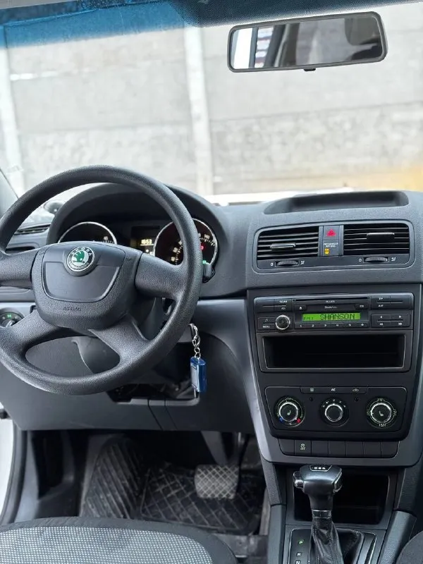 Skoda yeti 1.2 tsi at 2010 г. в. компакт-кроссовер в идеальнейшем состоянии пробег 139 тыс. км подтвержденный автотекой салон как в новом авто!!! за весь период 2 владельца в хорошей комплектации -подогрев сидений/зеркал/форсунок омывателя -однозонный климат-контроль -хорошая штатная акустика 8 динамиков -задний ряд сидений-трансформер -два комплекта ключей -хорошая зимняя резина r16 -комплект новой летней резины r16 nokian по авто сделано очень большое то масло/фильтра замена осн. радиатора/радиатора печки, термостата и всех жидкостей!!! автомобиль полностью готов к долгой, без проблемной эксплуатации!!! торг у капота!!! цена 895 тыс. руб +79493811593 +79495082418 - фотография - 7