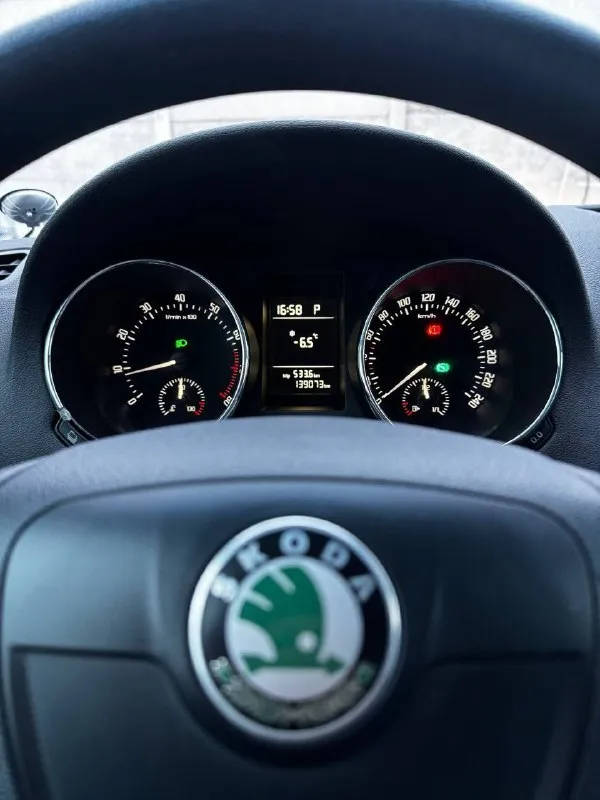 Skoda yeti 1.2 tsi at 2010 г. в. компакт-кроссовер в идеальнейшем состоянии пробег 139 тыс. км подтвержденный автотекой салон как в новом авто!!! за весь период 2 владельца в хорошей комплектации -подогрев сидений/зеркал/форсунок омывателя -однозонный климат-контроль -хорошая штатная акустика 8 динамиков -задний ряд сидений-трансформер -два комплекта ключей -хорошая зимняя резина r16 -комплект новой летней резины r16 nokian по авто сделано очень большое то масло/фильтра замена осн. радиатора/радиатора печки, термостата и всех жидкостей!!! автомобиль полностью готов к долгой, без проблемной эксплуатации!!! торг у капота!!! цена 895 тыс. руб +79493811593 +79495082418 - фотография - 8