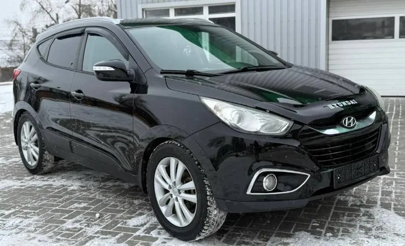 Продам hyundai ix35 мотор без задиров ) после капремонта работает очень хорошо как 🕰️ ) в идеальном состоянии, на очень хорошей комплектации и надёжной, объем двигателя 2.0л, бензин, полный привод, на полноценном автомате, без ключевой доступ, старт стоп, парктроники, камера заднего вида, подогрев всех сидений, эксплатация автомобиля 2013 год, два владельца птс оригинал, родной пробег 178000 на все 1000%, история автомобиля очень хорошая, есть одно мелкое дтп, а так автотека зелёная!по технической части вопросов нет абсолютно никаких, мотор, коробка, ходовая в идеальном состоянии без вложения вообще, по электрике абсолютно работает всё ни одной ошибки нет, два ключа, сервисные книжки, новая зимняя резина, с документами полный порядок любой вид переоформления, автомобиль на месном учёте, остальные вопросы по телефону!по запросу могу дополнительные фото и видео отправить, автомобиль находится город донецк калининский район, цена за автомобиль 1285000 возможно торг реальному покупателю! номер тел и telegram +79496358755 - фотография - 2