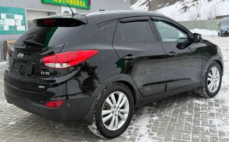 Продам hyundai ix35 мотор без задиров ) после капремонта работает очень хорошо как 🕰️ ) в идеальном состоянии, на очень хорошей комплектации и надёжной, объем двигателя 2.0л, бензин, полный привод, на полноценном автомате, без ключевой доступ, старт стоп, парктроники, камера заднего вида, подогрев всех сидений, эксплатация автомобиля 2013 год, два владельца птс оригинал, родной пробег 178000 на все 1000%, история автомобиля очень хорошая, есть одно мелкое дтп, а так автотека зелёная!по технической части вопросов нет абсолютно никаких, мотор, коробка, ходовая в идеальном состоянии без вложения вообще, по электрике абсолютно работает всё ни одной ошибки нет, два ключа, сервисные книжки, новая зимняя резина, с документами полный порядок любой вид переоформления, автомобиль на месном учёте, остальные вопросы по телефону!по запросу могу дополнительные фото и видео отправить, автомобиль находится город донецк калининский район, цена за автомобиль 1285000 возможно торг реальному покупателю! номер тел и telegram +79496358755 - фотография - 3