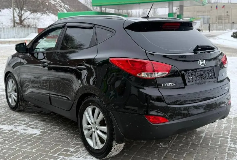 Продам hyundai ix35 мотор без задиров ) после капремонта работает очень хорошо как 🕰️ ) в идеальном состоянии, на очень хорошей комплектации и надёжной, объем двигателя 2.0л, бензин, полный привод, на полноценном автомате, без ключевой доступ, старт стоп, парктроники, камера заднего вида, подогрев всех сидений, эксплатация автомобиля 2013 год, два владельца птс оригинал, родной пробег 178000 на все 1000%, история автомобиля очень хорошая, есть одно мелкое дтп, а так автотека зелёная!по технической части вопросов нет абсолютно никаких, мотор, коробка, ходовая в идеальном состоянии без вложения вообще, по электрике абсолютно работает всё ни одной ошибки нет, два ключа, сервисные книжки, новая зимняя резина, с документами полный порядок любой вид переоформления, автомобиль на месном учёте, остальные вопросы по телефону!по запросу могу дополнительные фото и видео отправить, автомобиль находится город донецк калининский район, цена за автомобиль 1285000 возможно торг реальному покупателю! номер тел и telegram +79496358755 - фотография - 4