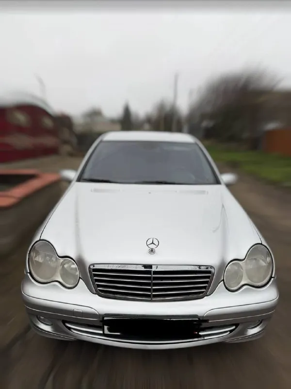 Мерседес c 180 цена: 700 000 город: мариуполь год выпуска: 2005 пробег: родной 301 т км двигатель: 1.8 топливо: бензин/газ кпп: механика собственник: да телефон: +79790555671 продам свой мерседес с 180 2005г. автомобиль в очень хорошем состоянии так как находится в бережных руках. все узлы и механизмы в рабочем состоянии, все работает четко и тихо, включается плавно и едет превосходно. все регламентные работы выполнены и в ближайшее время авто вложений не требует. на автомобиле установлено гбо 4-го поколения, зарегистрировано. зимняя резина новая, также летняя на литых родных дисках. лакокрасочное покрытие без корозии, машина целая, сварочных работ не производилось. я владелец по птс, первая запись. те, кто хочет заработать на перепродаже, просьба мне не звонить и не беспокоить. - фотография - 2