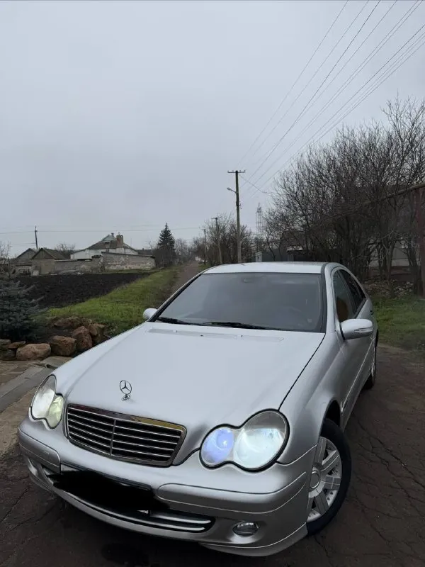 Мерседес c 180 цена: 700 000 город: мариуполь год выпуска: 2005 пробег: родной 301 т км двигатель: 1.8 топливо: бензин/газ кпп: механика собственник: да телефон: +79790555671 продам свой мерседес с 180 2005г. автомобиль в очень хорошем состоянии так как находится в бережных руках. все узлы и механизмы в рабочем состоянии, все работает четко и тихо, включается плавно и едет превосходно. все регламентные работы выполнены и в ближайшее время авто вложений не требует. на автомобиле установлено гбо 4-го поколения, зарегистрировано. зимняя резина новая, также летняя на литых родных дисках. лакокрасочное покрытие без корозии, машина целая, сварочных работ не производилось. я владелец по птс, первая запись. те, кто хочет заработать на перепродаже, просьба мне не звонить и не беспокоить. - фотография - 3
