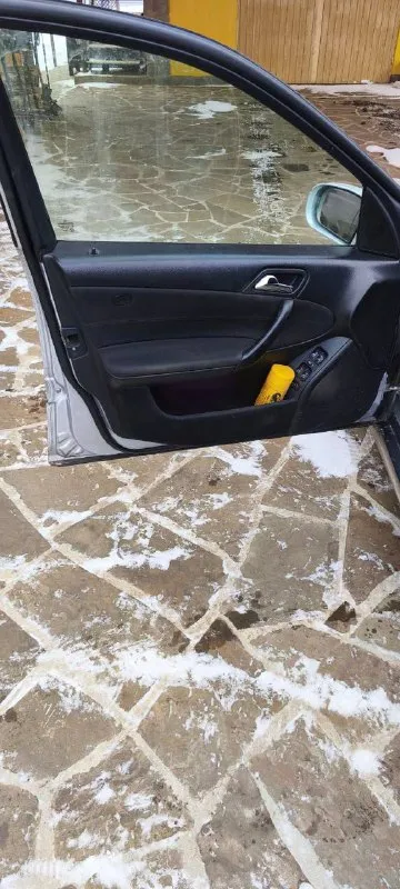 Мерседес c 180 цена: 700 000 город: мариуполь год выпуска: 2005 пробег: родной 301 т км двигатель: 1.8 топливо: бензин/газ кпп: механика собственник: да телефон: +79790555671 продам свой мерседес с 180 2005г. автомобиль в очень хорошем состоянии так как находится в бережных руках. все узлы и механизмы в рабочем состоянии, все работает четко и тихо, включается плавно и едет превосходно. все регламентные работы выполнены и в ближайшее время авто вложений не требует. на автомобиле установлено гбо 4-го поколения, зарегистрировано. зимняя резина новая, также летняя на литых родных дисках. лакокрасочное покрытие без корозии, машина целая, сварочных работ не производилось. я владелец по птс, первая запись. те, кто хочет заработать на перепродаже, просьба мне не звонить и не беспокоить. - фотография - 9