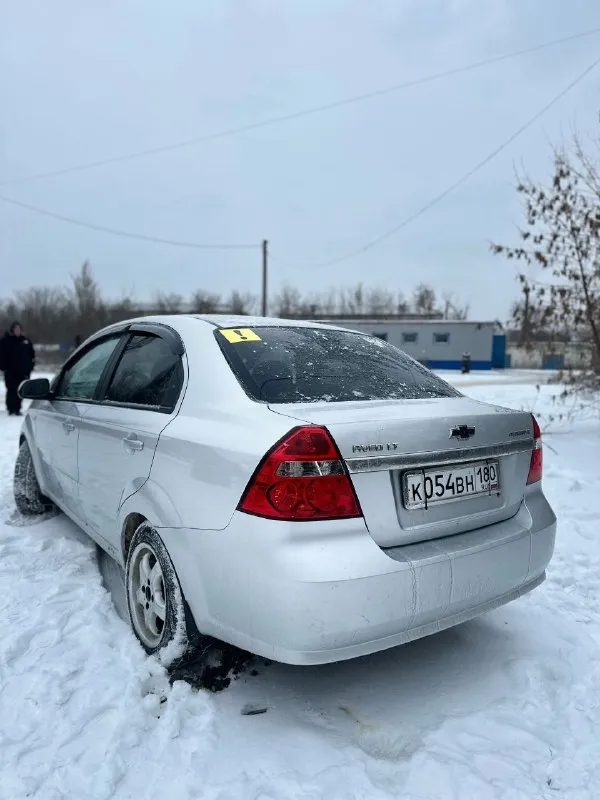 Chevrolet aveo lt 2008 г. в. в надежном состоянии! главные преимущества: ✅ история: всего 2 владельца по птс, я — крайний. личный автомобиль, куплен для семьи. оригинальный пробег — 243 000 км. ✅ выгода на заправке: установлено зарегистрированное гбо (все отметки в птс/стс есть). двигатель 1.6 литра (16 клапанов) работает ровно и стабильно, отлично "дружит" с газом. ✅ готов к любой погоде: полный комплект для комфорта: кондиционер (недавно заправлен, холодит отлично), подогрев зеркал, гур. и главное — два полных комплекта колес: зимняя резина на 15" дисках и летняя на 14". ✅ безопасность и связь: установлена сигнализация sheriff и магнитола на android с навигацией и мультимедиа. --- комплектация и состояние: · комфорт: передние электростеклоподъемники, центральный замок. · салон: чистый и опрятный. · эксплуатация: автомобиль не новый, есть косяки и следы эксплуатации. цена и контакт: +79495340045 цена: 530 000 рублей. - фотография - 4