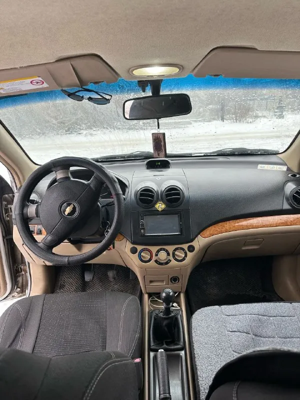 Chevrolet aveo lt 2008 г. в. в надежном состоянии! главные преимущества: ✅ история: всего 2 владельца по птс, я — крайний. личный автомобиль, куплен для семьи. оригинальный пробег — 243 000 км. ✅ выгода на заправке: установлено зарегистрированное гбо (все отметки в птс/стс есть). двигатель 1.6 литра (16 клапанов) работает ровно и стабильно, отлично "дружит" с газом. ✅ готов к любой погоде: полный комплект для комфорта: кондиционер (недавно заправлен, холодит отлично), подогрев зеркал, гур. и главное — два полных комплекта колес: зимняя резина на 15" дисках и летняя на 14". ✅ безопасность и связь: установлена сигнализация sheriff и магнитола на android с навигацией и мультимедиа. --- комплектация и состояние: · комфорт: передние электростеклоподъемники, центральный замок. · салон: чистый и опрятный. · эксплуатация: автомобиль не новый, есть косяки и следы эксплуатации. цена и контакт: +79495340045 цена: 530 000 рублей. - фотография - 7