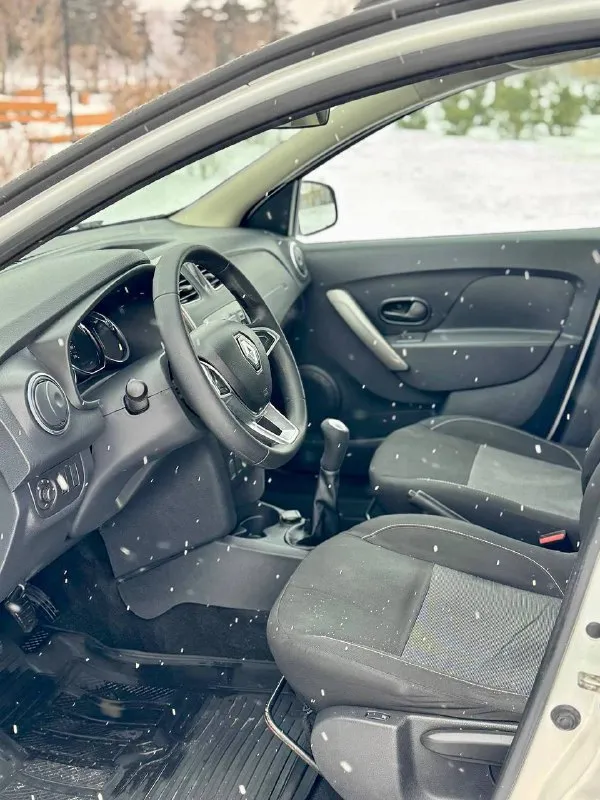 🇫🇷 renault sandero stepway 💰цена: 990 000р 🏢город: мариуполь 📅год выпуска: 2020 🧾пробег: 125 542км. ⚙️двигатель: 1.6 8v. ⛽топливо: бензин ⚙️кпп: механика 📞 телефон: +7-949-727-41-51 +7-989-263-55-56 +7-949-551-91-52 💾 описание: очень. .. ельным кузовом и увеличенным клиренсом. ✅ один владелец, рестайлинг ✅ оцинкованный кузов, без коррозии и дефектов ✅ техническая часть на 5+ ⚙️ двигатель renault k7m 1.6 8 клапанный, самый надежный в линейке, коробка переключает идеально. салон как новый. вложений не требует. ❄️ кондиционер, магнитола с bluetooth, гур, abs, кожаный руль, две подушки безопасности, птф, центральный замок. улица шевченко 2️⃣6️⃣9️⃣ 🏦 возможна продажа в кредит по двум документам. - фотография - 9