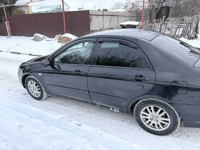 Продаётся kia cerato 2005 г. в., двигатель 1.6 л, механика. надёжный авто с приятным внешним видом и комфортным салоном. низкий расход топлива, простота обслуживания. все что должно работать-работает! двигатель не троит, не дымить отлично тянет! коробка не выбивает, не пинает, не хрустит, все передачи включаются! по лкп все хорошо; дно, пороги, арки в хорошем состоянии! 450.000 рублей осмотр г. енакиево, днр. +79495281628 - фотография - 2