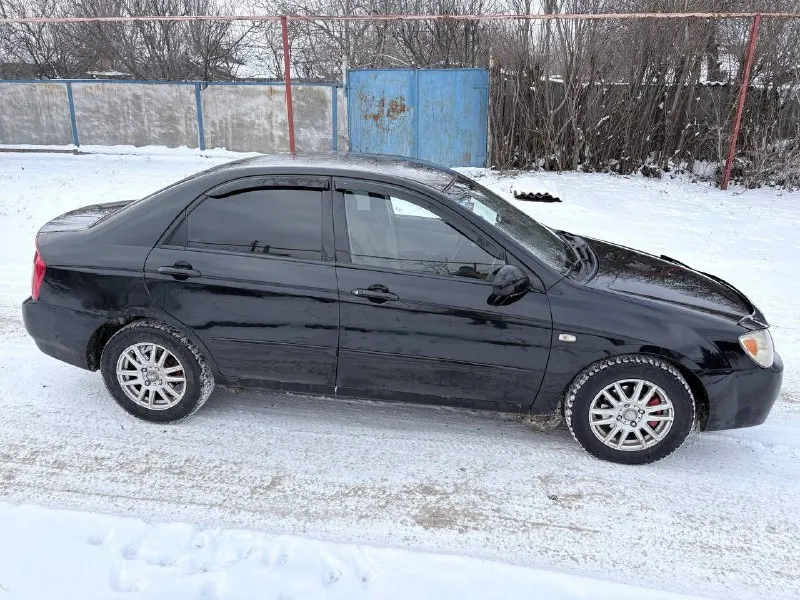 Продаётся kia cerato 2005 г. в., двигатель 1.6 л, механика. надёжный авто с приятным внешним видом и комфортным салоном. низкий расход топлива, простота обслуживания. все что должно работать-работает! двигатель не троит, не дымить отлично тянет! коробка не выбивает, не пинает, не хрустит, все передачи включаются! по лкп все хорошо; дно, пороги, арки в хорошем состоянии! 450.000 рублей осмотр г. енакиево, днр. +79495281628 - фотография - 3