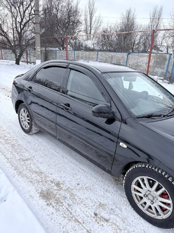 Продаётся kia cerato 2005 г. в., двигатель 1.6 л, механика. надёжный авто с приятным внешним видом и комфортным салоном. низкий расход топлива, простота обслуживания. все что должно работать-работает! двигатель не троит, не дымить отлично тянет! коробка не выбивает, не пинает, не хрустит, все передачи включаются! по лкп все хорошо; дно, пороги, арки в хорошем состоянии! 450.000 рублей осмотр г. енакиево, днр. +79495281628 - фотография - 4