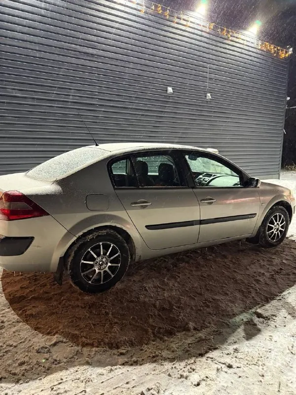 Г. донецк. осмотр в пролетарском районе. рено меган 2004 год, 1,6 (113л. с), коробка механика пробег родной, двигатель капиталился 15 тысяч назад (все датчики, сальники, ремни тоже менялись). сцепление новое ( диск, выжимной, корзина). новый компрессор кондиционера ( заправлен и работает). заменены фары (лампы led). рулевая рейка, рычаги, передние аморты, опоры, подшипники, задние аморты, тормозные диски в круг, колодки, насосная станция - все поменяно! машина прошла техосмотр (в базе есть, акт тоже есть) запретов и ограничений нет. цена 515 000 ( торг у капота ) +79494631563 - фотография - 4