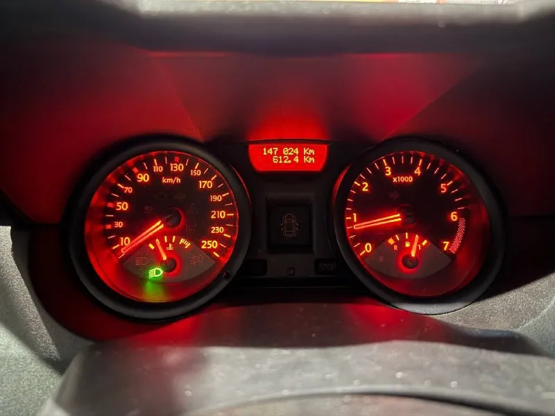 Г. донецк. осмотр в пролетарском районе. рено меган 2004 год, 1,6 (113л. с), коробка механика пробег родной, двигатель капиталился 15 тысяч назад (все датчики, сальники, ремни тоже менялись). сцепление новое ( диск, выжимной, корзина). новый компрессор кондиционера ( заправлен и работает). заменены фары (лампы led). рулевая рейка, рычаги, передние аморты, опоры, подшипники, задние аморты, тормозные диски в круг, колодки, насосная станция - все поменяно! машина прошла техосмотр (в базе есть, акт тоже есть) запретов и ограничений нет. цена 515 000 ( торг у капота ) +79494631563 - фотография - 7