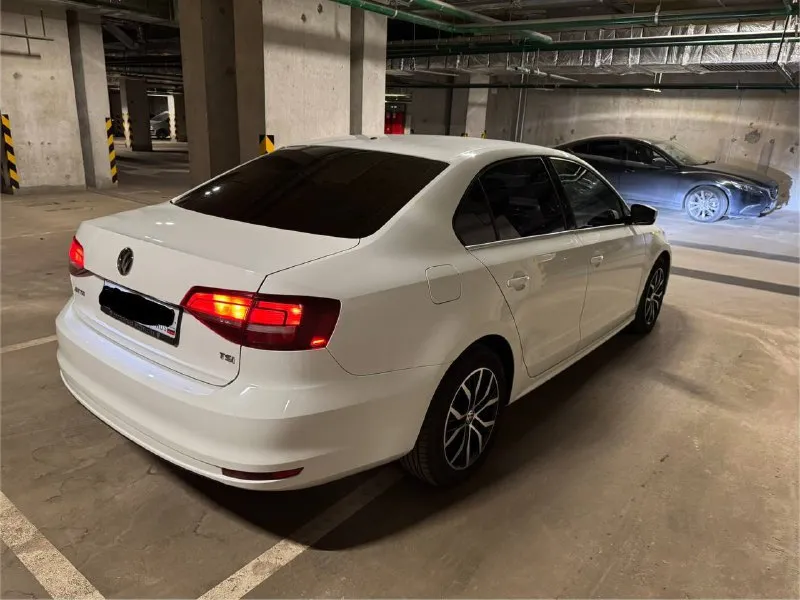 Volkswagen jetta 6 2016г цена 1.450.000. пробег 120.000 ( родной) - любые проверки. второй владелец по птс, машина в хорошем состоянии, работает идеально, никаких нареканий нет. два комплекта резины ( лето новая ). на автомобиле езжу редко, хранилась только в паркинге. перекупам просьба не беспокоить, к машине всегда относился очень бережно, с уходом, будете довольны покупкой! тел. +79525673355 ( можете звонить в любое время или писать на telegram по этому номеру ) - фотография - 4