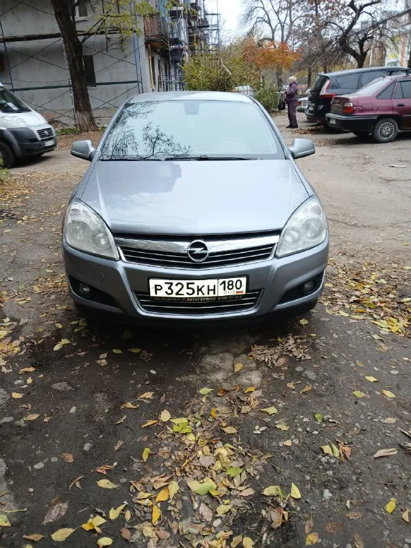 Продам opel астра h рестайлинг комплектация космо 2012 года. пробег: 204.т/км двигатель 1.6 машина в хорошем состоянии, по кузову без корозий и жучков. дно пороги целые. коробка работает идеально без хрустов и вылетов. в комплектация: датчик света, датчик дождя, круизконтроль, партронник, подогрев сидений, подогрев лобового, серворуль, мульти руль. подогрев зеркал и заднего стекла. двигатель работает тихо масло не ест вообще. в целом машина вложений не требует. переоформление без проблем, машина на мне учёт мариуполь. цена:640т. руб тел+79499849262 📲 tg: артур 📞 звоните: +7(949)9849262 - фотография - 2