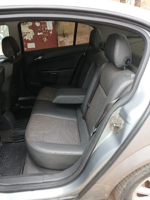 Продам opel астра h рестайлинг комплектация космо 2012 года. пробег: 204.т/км двигатель 1.6 машина в хорошем состоянии, по кузову без корозий и жучков. дно пороги целые. коробка работает идеально без хрустов и вылетов. в комплектация: датчик света, датчик дождя, круизконтроль, партронник, подогрев сидений, подогрев лобового, серворуль, мульти руль. подогрев зеркал и заднего стекла. двигатель работает тихо масло не ест вообще. в целом машина вложений не требует. переоформление без проблем, машина на мне учёт мариуполь. цена:640т. руб тел+79499849262 📲 tg: артур 📞 звоните: +7(949)9849262 - фотография - 7