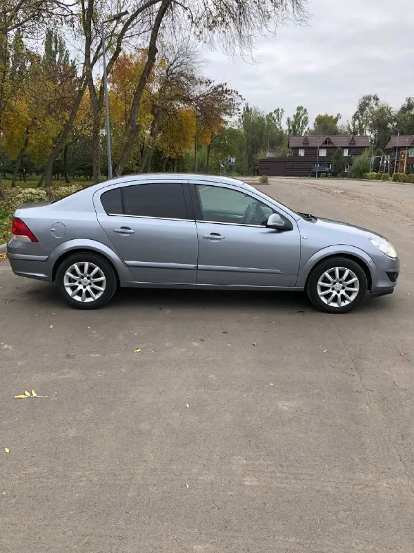 Продам opel астра h рестайлинг комплектация космо 2012 года. пробег: 204.т/км двигатель 1.6 машина в хорошем состоянии, по кузову без корозий и жучков. дно пороги целые. коробка работает идеально без хрустов и вылетов. в комплектация: датчик света, датчик дождя, круизконтроль, партронник, подогрев сидений, подогрев лобового, серворуль, мульти руль. подогрев зеркал и заднего стекла. двигатель работает тихо масло не ест вообще. в целом машина вложений не требует. переоформление без проблем, машина на мне учёт мариуполь. цена:640т. руб тел+79499849262 📲 tg: артур 📞 звоните: +7(949)9849262 - фотография - 9