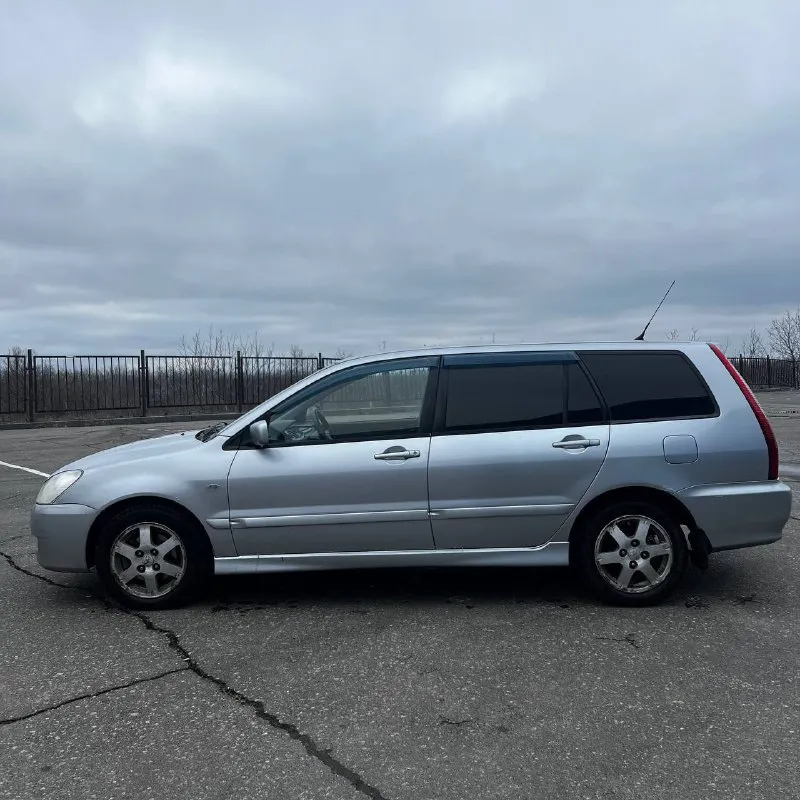 Mitsubishi lancer 9 2004 1.6, не дымит, работает хорошо, сухой. коробка механика на отлично. ходовая сбитая и тихая. кузов очень живой, дно, пороги, стаканы в отличном состоянии, микро косячки есть, вид классный. резина зима. салон чистый и опрятный. по электрике все работает, ошибок нет. стоит сигнализация с автозапуском. по документам все отлично. все стекла родные. 385.000₽ +79493609487 донецк 📲 tg: @zmilovz 📞 звоните: +7(949)3609487 - фотография - 6