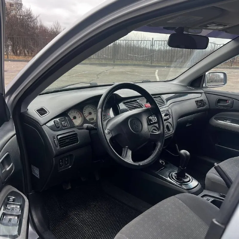 Mitsubishi lancer 9 2004 1.6, не дымит, работает хорошо, сухой. коробка механика на отлично. ходовая сбитая и тихая. кузов очень живой, дно, пороги, стаканы в отличном состоянии, микро косячки есть, вид классный. резина зима. салон чистый и опрятный. по электрике все работает, ошибок нет. стоит сигнализация с автозапуском. по документам все отлично. все стекла родные. 385.000₽ +79493609487 донецк 📲 tg: @zmilovz 📞 звоните: +7(949)3609487 - фотография - 7