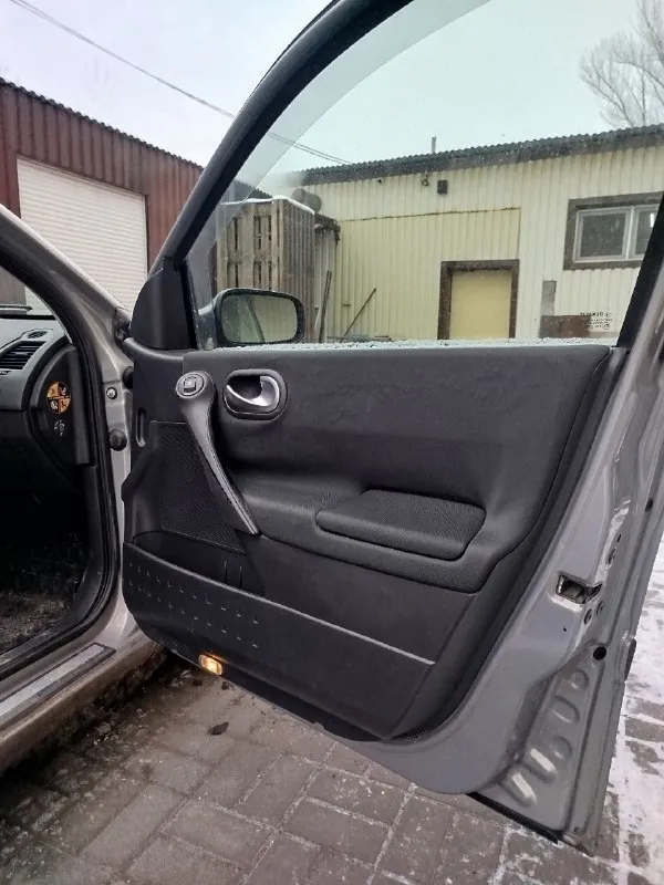 В продаже renault меган 2 в редкой комплектации. 2005 год. пробег 205000 цена 625000 -панорамная крыша. - датчик дождя -датчик света - видеорегистратор. - андроид магнитола (есть и оригинал) - сопровождение светом владельца в темное время суток. -доводчик всех стекол и люка. -кнопка старт стоп -управление на руле -громкая связь - датчики давления в шинах -камера заднего вида -обогрев зеркал -подогрев передних сидений. -полноценный климат контроль салона. -два комплекта колес на оригинальных дисках (лето на летье, зима на штамповках. резина в очень хорошем состоянии как зима так и лето. ) пробег оригинальный ц100%. авто было пригнано под заказ с германии по факту два владельца по птс один. стекла все в круг родные. по авто есть все записи за последние 5 лет. с такой комплектацией и историей, большая редкость на авторынке. прошу прошение за фото с грязным авто. мыть погода не позволяет (морозы). осмотр по выходным. 📲 tg: владимирович 📞 звоните: +7(949)4047844 - фотография - 2