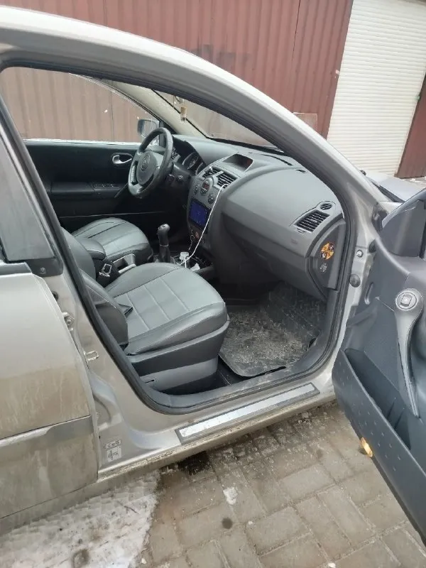 В продаже renault меган 2 в редкой комплектации. 2005 год. пробег 205000 цена 625000 -панорамная крыша. - датчик дождя -датчик света - видеорегистратор. - андроид магнитола (есть и оригинал) - сопровождение светом владельца в темное время суток. -доводчик всех стекол и люка. -кнопка старт стоп -управление на руле -громкая связь - датчики давления в шинах -камера заднего вида -обогрев зеркал -подогрев передних сидений. -полноценный климат контроль салона. -два комплекта колес на оригинальных дисках (лето на летье, зима на штамповках. резина в очень хорошем состоянии как зима так и лето. ) пробег оригинальный ц100%. авто было пригнано под заказ с германии по факту два владельца по птс один. стекла все в круг родные. по авто есть все записи за последние 5 лет. с такой комплектацией и историей, большая редкость на авторынке. прошу прошение за фото с грязным авто. мыть погода не позволяет (морозы). осмотр по выходным. 📲 tg: владимирович 📞 звоните: +7(949)4047844 - фотография - 3