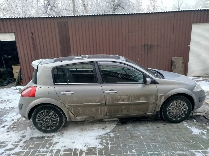 В продаже renault меган 2 в редкой комплектации. 2005 год. пробег 205000 цена 625000 -панорамная крыша. - датчик дождя -датчик света - видеорегистратор. - андроид магнитола (есть и оригинал) - сопровождение светом владельца в темное время суток. -доводчик всех стекол и люка. -кнопка старт стоп -управление на руле -громкая связь - датчики давления в шинах -камера заднего вида -обогрев зеркал -подогрев передних сидений. -полноценный климат контроль салона. -два комплекта колес на оригинальных дисках (лето на летье, зима на штамповках. резина в очень хорошем состоянии как зима так и лето. ) пробег оригинальный ц100%. авто было пригнано под заказ с германии по факту два владельца по птс один. стекла все в круг родные. по авто есть все записи за последние 5 лет. с такой комплектацией и историей, большая редкость на авторынке. прошу прошение за фото с грязным авто. мыть погода не позволяет (морозы). осмотр по выходным. 📲 tg: владимирович 📞 звоните: +7(949)4047844 - фотография - 4