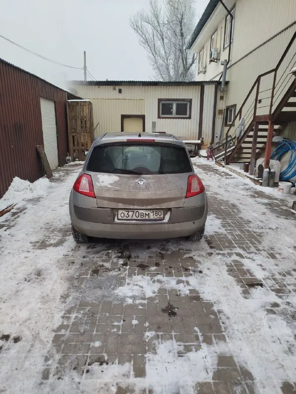 В продаже renault меган 2 в редкой комплектации. 2005 год. пробег 205000 цена 625000 -панорамная крыша. - датчик дождя -датчик света - видеорегистратор. - андроид магнитола (есть и оригинал) - сопровождение светом владельца в темное время суток. -доводчик всех стекол и люка. -кнопка старт стоп -управление на руле -громкая связь - датчики давления в шинах -камера заднего вида -обогрев зеркал -подогрев передних сидений. -полноценный климат контроль салона. -два комплекта колес на оригинальных дисках (лето на летье, зима на штамповках. резина в очень хорошем состоянии как зима так и лето. ) пробег оригинальный ц100%. авто было пригнано под заказ с германии по факту два владельца по птс один. стекла все в круг родные. по авто есть все записи за последние 5 лет. с такой комплектацией и историей, большая редкость на авторынке. прошу прошение за фото с грязным авто. мыть погода не позволяет (морозы). осмотр по выходным. 📲 tg: владимирович 📞 звоните: +7(949)4047844 - фотография - 5