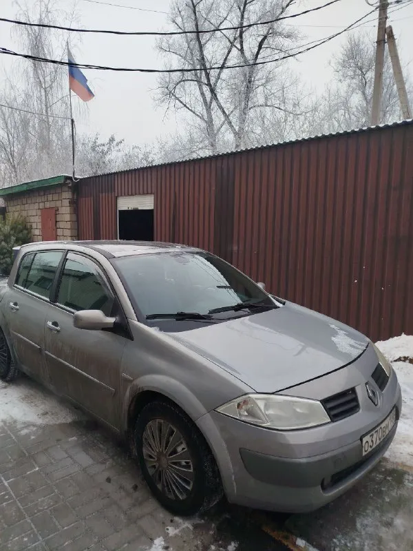 В продаже renault меган 2 в редкой комплектации. 2005 год. пробег 205000 цена 625000 -панорамная крыша. - датчик дождя -датчик света - видеорегистратор. - андроид магнитола (есть и оригинал) - сопровождение светом владельца в темное время суток. -доводчик всех стекол и люка. -кнопка старт стоп -управление на руле -громкая связь - датчики давления в шинах -камера заднего вида -обогрев зеркал -подогрев передних сидений. -полноценный климат контроль салона. -два комплекта колес на оригинальных дисках (лето на летье, зима на штамповках. резина в очень хорошем состоянии как зима так и лето. ) пробег оригинальный ц100%. авто было пригнано под заказ с германии по факту два владельца по птс один. стекла все в круг родные. по авто есть все записи за последние 5 лет. с такой комплектацией и историей, большая редкость на авторынке. прошу прошение за фото с грязным авто. мыть погода не позволяет (морозы). осмотр по выходным. 📲 tg: владимирович 📞 звоните: +7(949)4047844 - фотография - 7