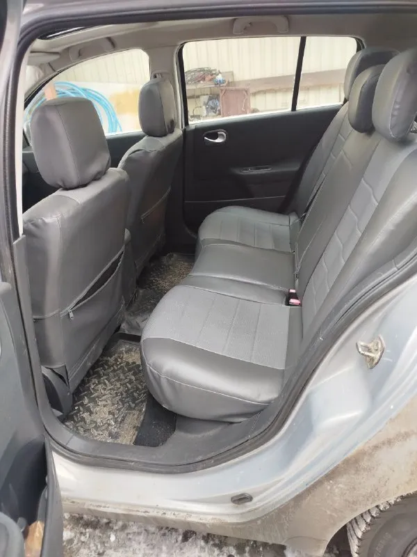 В продаже renault меган 2 в редкой комплектации. 2005 год. пробег 205000 цена 625000 -панорамная крыша. - датчик дождя -датчик света - видеорегистратор. - андроид магнитола (есть и оригинал) - сопровождение светом владельца в темное время суток. -доводчик всех стекол и люка. -кнопка старт стоп -управление на руле -громкая связь - датчики давления в шинах -камера заднего вида -обогрев зеркал -подогрев передних сидений. -полноценный климат контроль салона. -два комплекта колес на оригинальных дисках (лето на летье, зима на штамповках. резина в очень хорошем состоянии как зима так и лето. ) пробег оригинальный ц100%. авто было пригнано под заказ с германии по факту два владельца по птс один. стекла все в круг родные. по авто есть все записи за последние 5 лет. с такой комплектацией и историей, большая редкость на авторынке. прошу прошение за фото с грязным авто. мыть погода не позволяет (морозы). осмотр по выходным. 📲 tg: владимирович 📞 звоните: +7(949)4047844 - фотография - 8