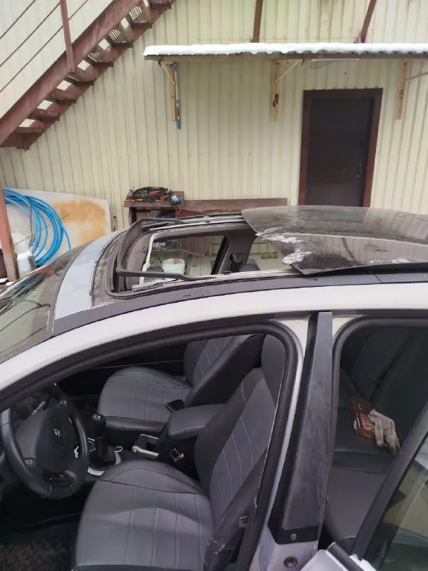 В продаже renault меган 2 в редкой комплектации. 2005 год. пробег 205000 цена 625000 -панорамная крыша. - датчик дождя -датчик света - видеорегистратор. - андроид магнитола (есть и оригинал) - сопровождение светом владельца в темное время суток. -доводчик всех стекол и люка. -кнопка старт стоп -управление на руле -громкая связь - датчики давления в шинах -камера заднего вида -обогрев зеркал -подогрев передних сидений. -полноценный климат контроль салона. -два комплекта колес на оригинальных дисках (лето на летье, зима на штамповках. резина в очень хорошем состоянии как зима так и лето. ) пробег оригинальный ц100%. авто было пригнано под заказ с германии по факту два владельца по птс один. стекла все в круг родные. по авто есть все записи за последние 5 лет. с такой комплектацией и историей, большая редкость на авторынке. прошу прошение за фото с грязным авто. мыть погода не позволяет (морозы). осмотр по выходным. 📲 tg: владимирович 📞 звоните: +7(949)4047844 - фотография - 9