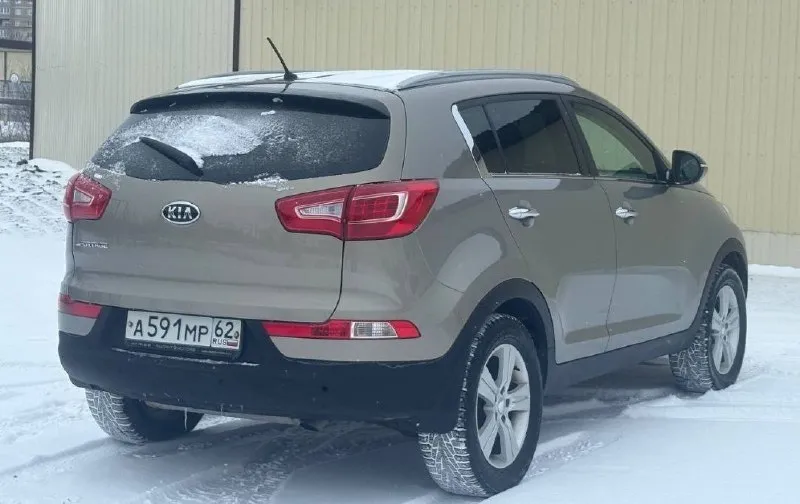 Продам kia sportage, 2013 год, автомат, 190 000 оригинального пробега , технически автомобиль в отличном состояние, мотор 2 л, бензин, работает идеально как на холодную так и на горячую ( ничего не гремит), автотека хорошая ( номера не закрываю так как ничего скрывать ), автомат отрабатывает отлично без пинков и рывков, по ходовой части все отлично, ничего не стучит, не гремит, хорошая комплектация: климат двух зонный, подогрев всех сидений, полный электропокет, складывания зеркал, мульти руль, помощь при спуске, abs, эл регулировка, проковочный ассистент, хорошая оптика ( оригинал ), автомобиль юридический чист, без залов, без штрафов и ограничений, готов к переоформлению, автомобиль на хорошей зимней резине, диски на r17,цена 1 320 000 торг у капота, донецк, возможна продажа в кредит, сотрудничаем с представителями банков, +79490963384 покупайте авто с гарантией честной сделки, смотрите мой профиль тел
📞 🇷🇺 Звоните: +79490963384 - фотография - 3