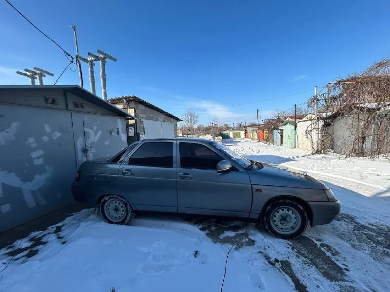 Ваз 2110 (2005 г. в.) техника на 5+ мотор и коробка без нареканий. кузов крепкий, «живой», по лкп есть возрастные нюансы. не критично ! салон чистый, стоит хорошая музыка, центральный замок. обогрев зеркал, печка жарит все работает резина — свежая зима. сел и поехал. цена: 195 000 ₽. торг тел: 9490948535 - фотография - 6