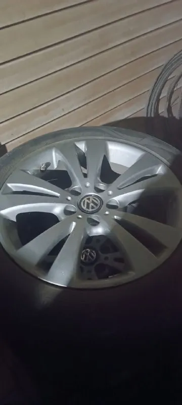 Продам volkswagen гольф 2011г коробка механика, мотор 1.2 турбо 105л. с., один владелец, пробег 180т. км, машина в отличном техническом состоянии, комплект 17 дисков с летней резиной в подарок. цена 1050🍋 торг при осмотре авто +7949 322 30 50 📲 tg: @kristinabahm 📞 звоните: +7(949)3223050 - фотография - 2